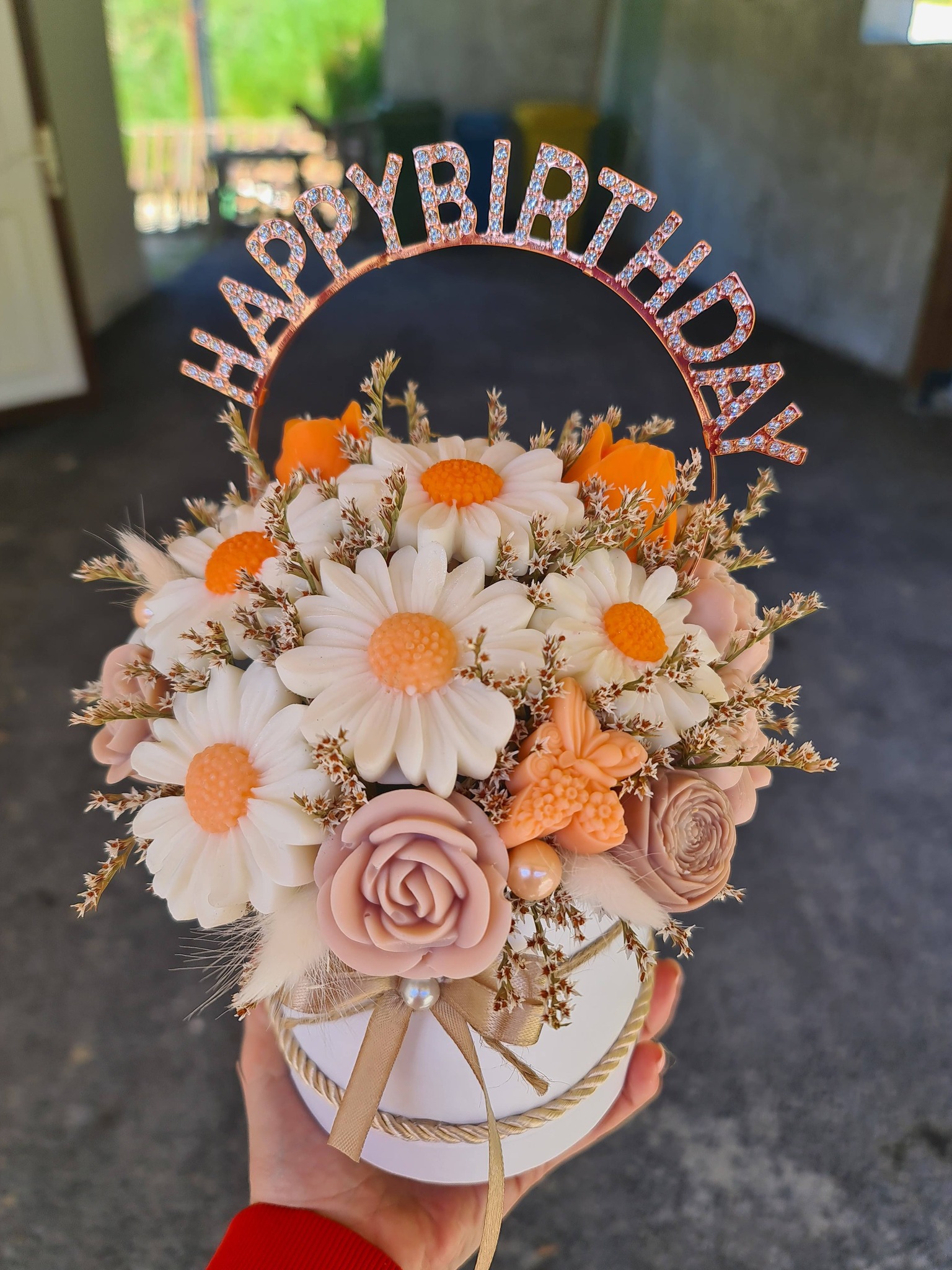 Buket od voska s Happy Birthday topperom i margaretama