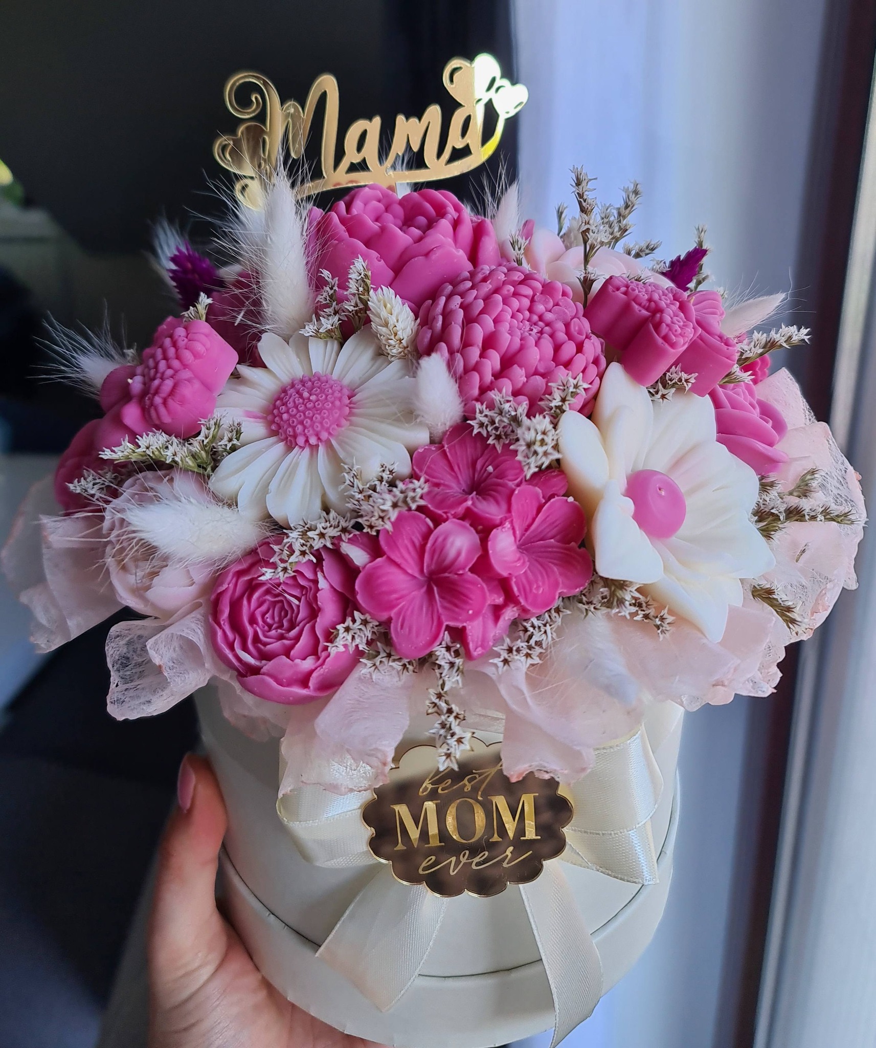 Buket za Dan majki s Mama topperom i Best Mom Ever oznakom